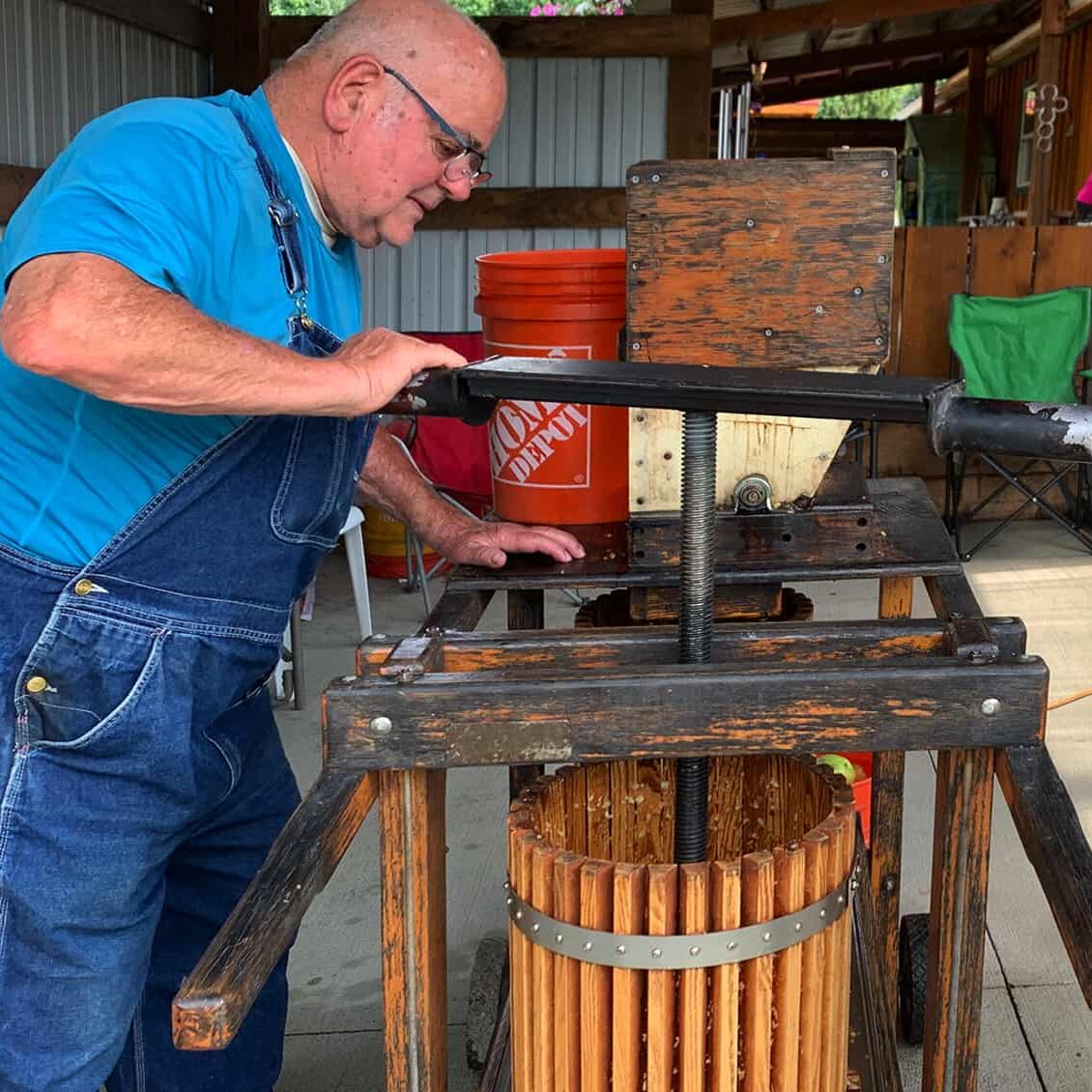091523_pics1 Master Gardener Toby Richner has been making sweet cider for more than 40 years. Beyond enjoying great cider year around, he enjoys the community they’ve built trading apples for fresh pressed cider. © Ginny Bode